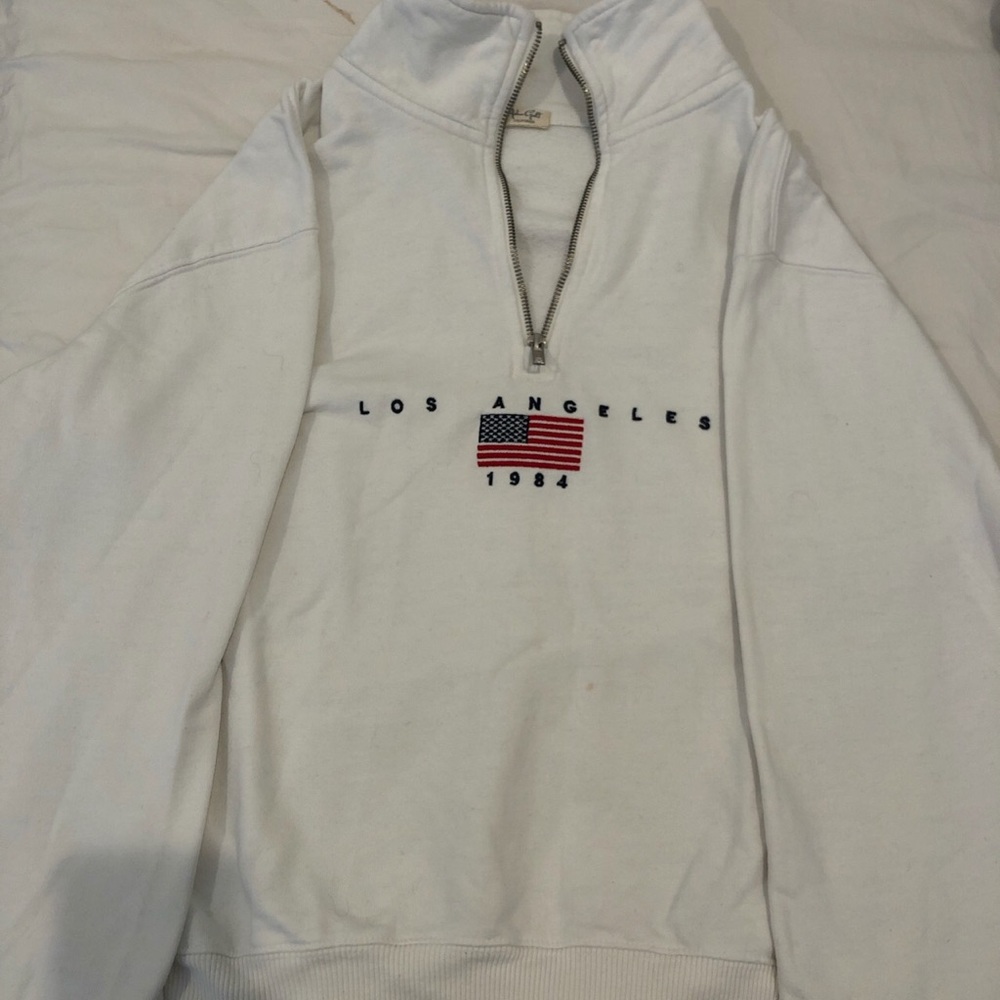 CUTE AND RARE WHITE BRANDY MELVILLE QUARTER ZIP
